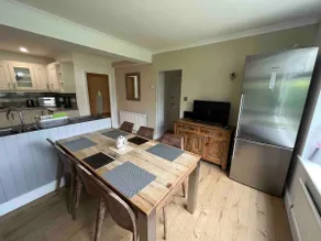Detached 6 bedroom family house with Sky TV - Image 4