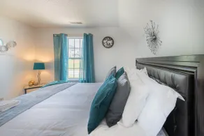 Comfortable and Stylish Home on the Colonnade - Image 3