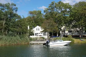 Hamptons Waterfront Beach Home With Dock - Image 4