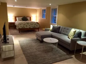 Elegant Madrona Studio Apartment close to Downtown - Image 4