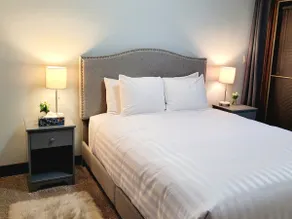 Stunning 1 BDRM Condo | Modern Décor | Air Con - Image 3