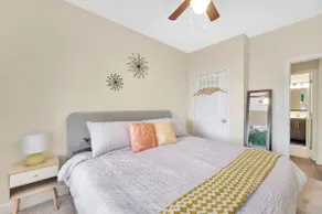 Cozy 1 BR Urban Escape with King in Heart of Plaza - Image 5