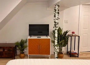 The Boho Oasis: Luxurious Studio Apartment, Quiet Court, Close to All Amenities! - Image 4