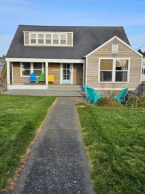 Fenced Yard. Dog Friendly 1.5 blocks to Beach! - Image 2