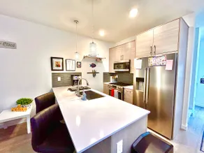 Modern townhouse with rooftop. 7 miles to downtown - Image 4
