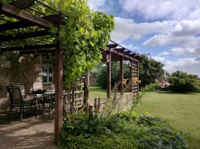 Beautiful Cotswold Farmhouse set in 50 acres - Image 3