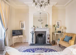 Stylish 1BR apartment near Salcombe & beaches - Image 2