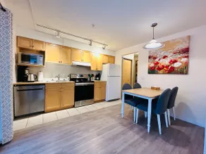 SUNNY BRIGHT King Bed Suite Full Kitchen Free Parking Balcony BBQ Gym - Image 5