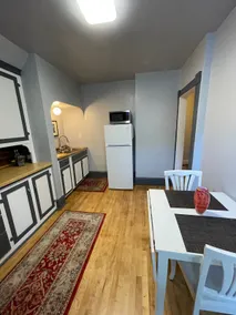 Charming 2 Bedroom Escape, 7 blocks to lake - Image 5