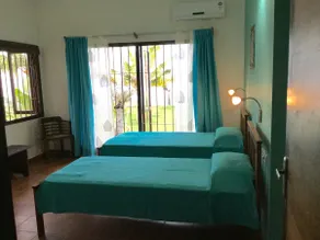 LAKE HOUSE w Tropical Garden - Image 3