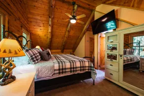 Authentic Log Cabin, Short walk to Lake & Hideout - Image 5