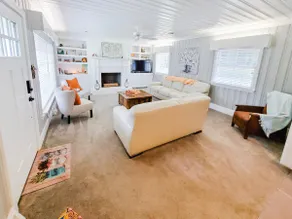 Charming, spacious 2-BR home with free parking - Image 4