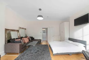 Stylish Upper Berkeley St Studio W1H Sleeps 4 - Image 3