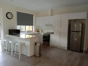 Suburban country cottage - Image 4