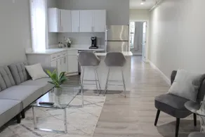 WOW ★ Bright Apt ★ PRIME downtown Walk Everywhere - Image 2