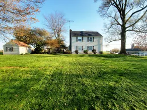 Beautiful country home with scenic view. - Image 3