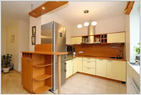 Sunny apartment in a city center - Image 2
