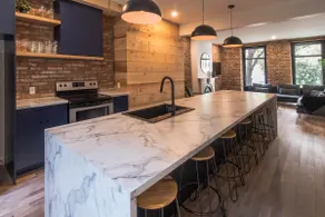 Château Deluxe // Vieux-Québec, Énorme Maison - Image 2