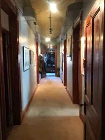Vintage downtown spacious upstairs apartment - Image 4