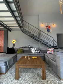 Sunny, stunning industrial loft - Image 4