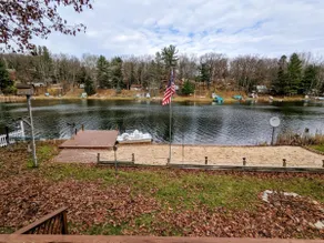 Payne's Lakeside Cottage with Private Beach - Image 3