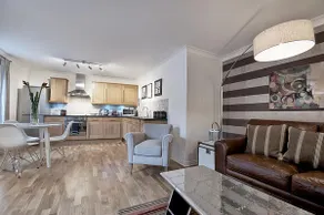 3 bedroom 2 bathroom Central Luxury Apartment - Image 5