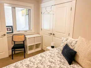 Private 1-bedroom Cedar Cottage suite with patio - Image 2