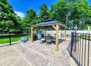 Cheerful residential home with swimming pool - Image 2