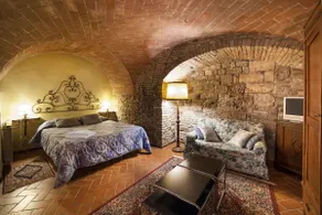 San Gimignano Apartment in the Heart of the City for 3 People: Fast Wi-Fi, Concierge Service - Image 2