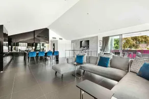 Modern Urban Penthouse: Art, Comfort, Car Parking - Image 2