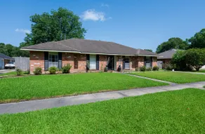 Nice 4 Bedrooms big house in a nice neighborhood - Image 3