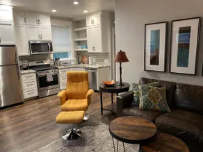 Quiet loft on private drive in Historic Folsom - Image 4