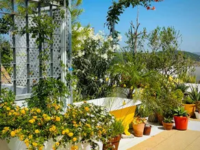 Contemporary, stylish duplex with stunning views. - Image 2