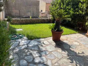 Apartment with garden - Image 5