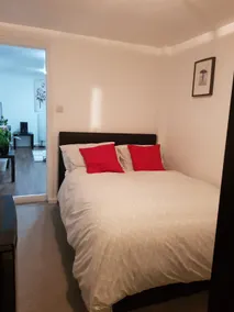 Cosy London holiday Home (Near O2 arena) - Image 5