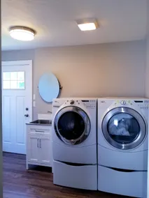 Cheerful 3 Bedroom Home with Fully Fenced Backyard - Image 2