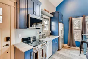 Walkable-free parking, 2 king beds luggage storage - Image 3