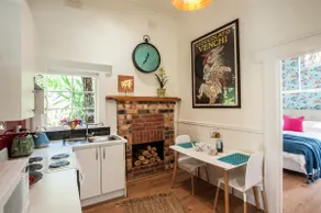 Little Violet: Indulgent Gourmet Hills Retreat - Image 4