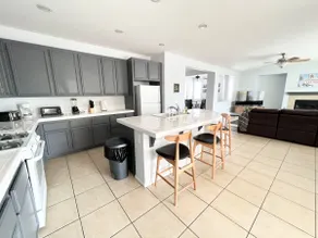 Beautiful home on West Side Modern Clean Bright - Image 4