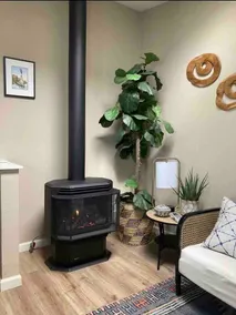 Cozy 1 bedroom place with indoor fireplace & patio - Image 4