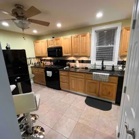 Stylish, entire 3-bedroom, 1.5 bath, single house. - Image 4