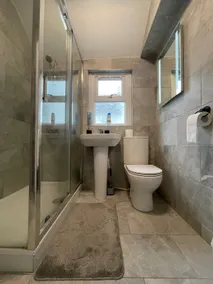 Spacious 5 Bedroom House - 2 Bath - City Centre - Free Parking - Image 5