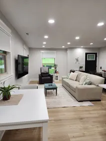 Stylish Luxury 10 miles to RRG -HotTub Wi-Fi 3b/2b - Image 3