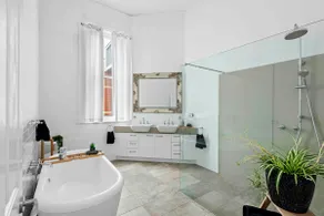 Stunning Apartment perfect for works stays - Image 2