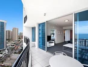 Surfers Paradise unit with great ocean views - Image 5