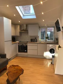 Cosy 1 bed perfect for airport & city transport - Image 2