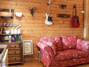 Blossom Cabin - Little log Cabin in Wales - Image 2