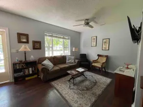 Pet-friendly retro cottage w/ large fenced yard+EV - Image 4