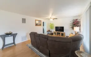 Stylish 3 bedroom 2 bath in the heart of uptown - Image 5
