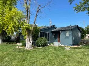 Cheerful lakeside 2BR home - Image 3